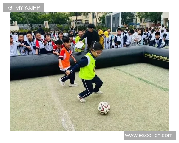 足球明星与孩子们的温馨瞬间展现梦想与激情的完美结合 足球明星与孩子们的温馨瞬间展现梦想与激情的完美结合